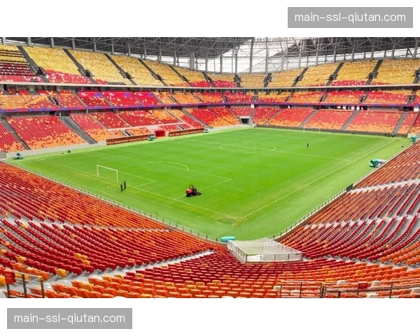 重庆龙兴足球场完成专业草皮铺设，符合冬季比赛要求