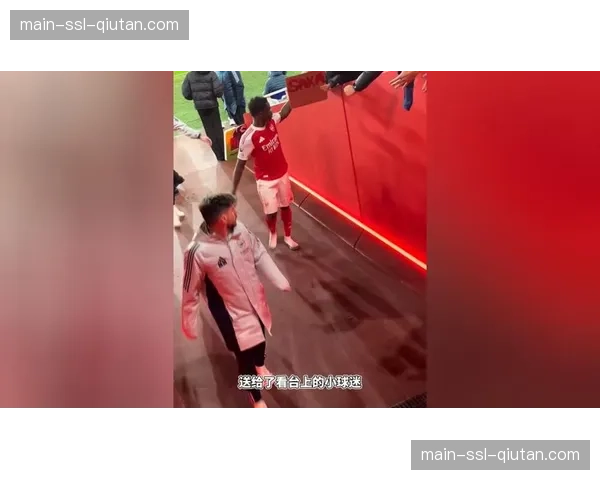 看台瞬间：小球迷为丢球落泪，父亲将其扛上肩头鼓励