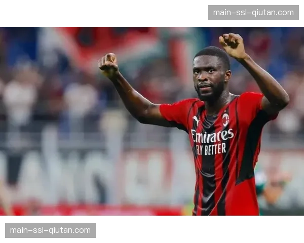 争议瞬间：萨索洛球员投诉对方禁区内手球，VAR介入后未判点球