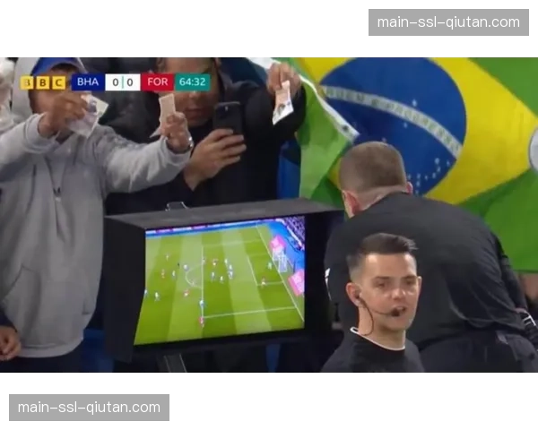 争议瞬间:第85分钟,主队投诉客队禁区内手球,VAR复核后未判点球。 争议瞬间:第85分钟,主队投诉客队禁区内手球,VAR复核后未判点球。