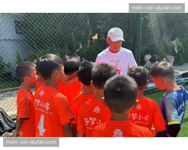 “足球与我”项目走进社区，英超球员参与基层青训指导