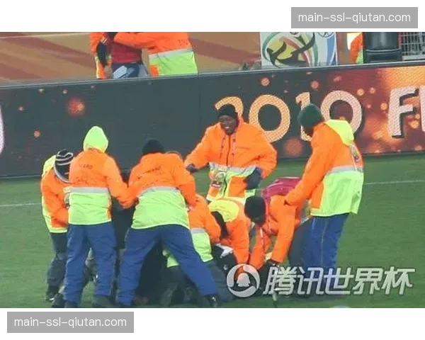 “比赛花絮：小球迷冲入场内索要签名被安保带离，球员赛后送上签名球衣”