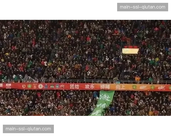 “镜头捕捉到看台上的江苏旧将，球迷横幅致敬‘曾经的青春’”